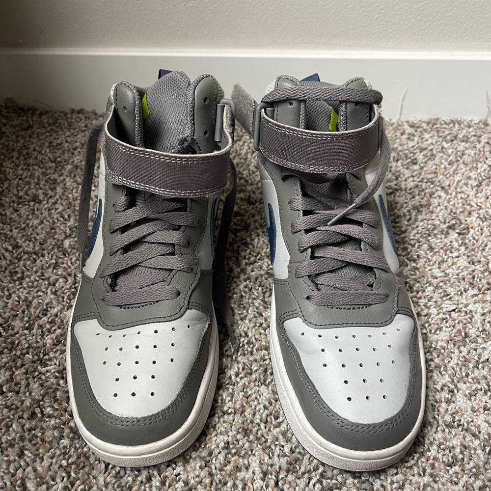 Nike youth Court borough mid Sneakers